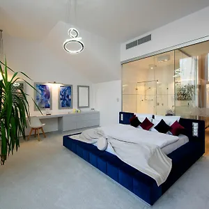 Karoly Corner Residences Apartament